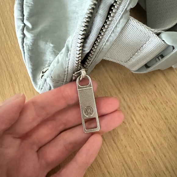 Lululemon Everywhere Belt Bag 1L - Picture 4 of 8